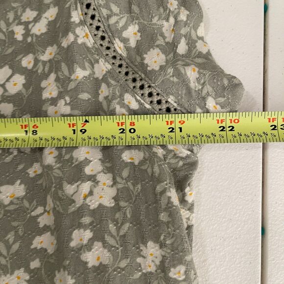 Buffalo David Bitton Blouse Women's Large Green Floral V-Neck Ruffle Top - Picture 7 of 9